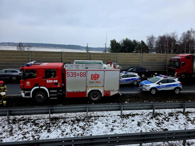 Droga w obu kierunkach jest całkowicie zablokowana