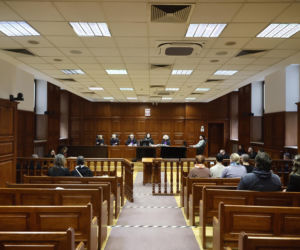 „Sztuczną szczękę wepchnięto jej do gardła”. Przerażające ustalenia. W mieszkaniu w Warszawie znaleziono cztery ciała