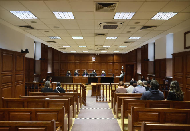 „Sztuczną szczękę wepchnięto jej do gardła”. Przerażające ustalenia. W mieszkaniu w Warszawie znaleziono cztery ciała