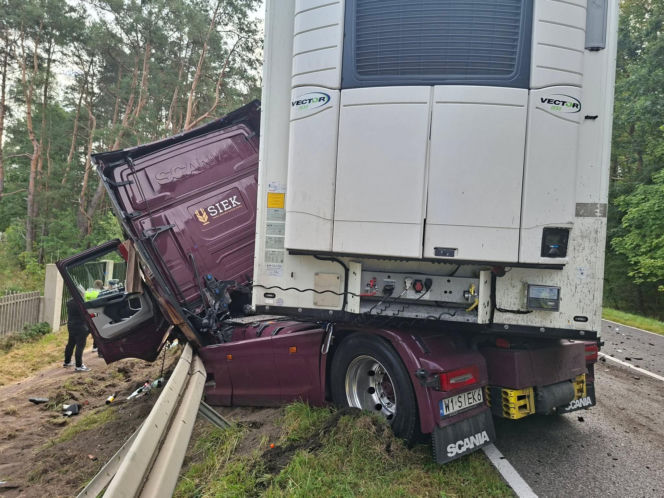 Śmiertelny wypadek w Stykowie na DK 42. Na miejscu zginął 23 letni mężczyzna