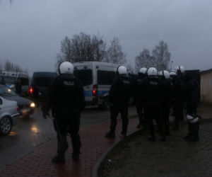 Skandal na meczu. Kibice Hutnika Kraków trzymani... w klatce niczym dzikie zwierzęta
