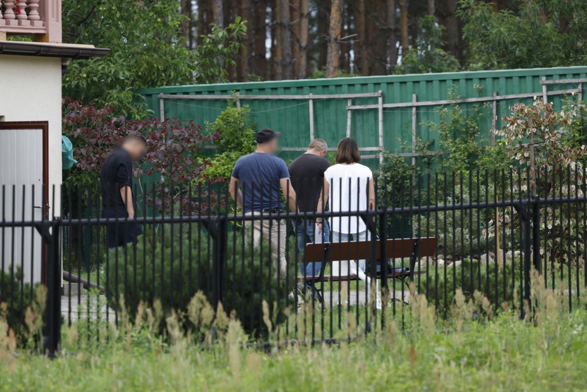 Zbrodnia pod Grójcem. Ksiądz przyznał się do zabójstwa. Policja przeszukała plebanię [ZDJĘCIA]. Kontener: Warszawa