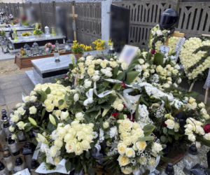 Grób Nikodema utonął w kwiatach