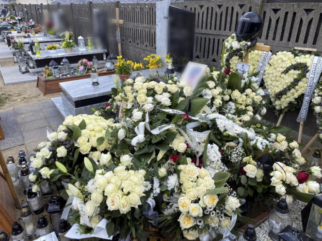 Grób Nikodema utonął w kwiatach