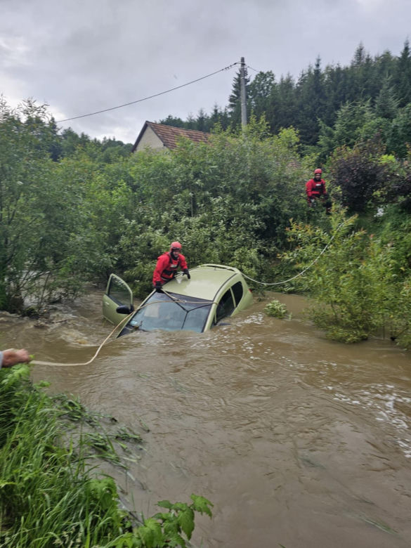 Samochód porwał nurt potoku. Tragiczna śmierć kierowcy 
