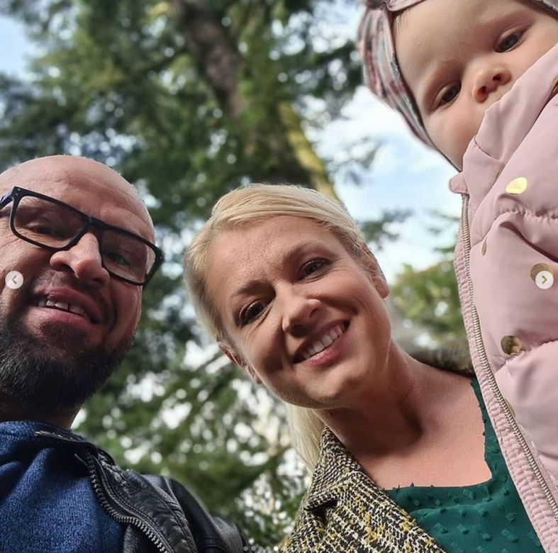 M jak miłość na planie. Marzenka (Olga Szomańska), Andrzejek (Tomasz Oświeciński), Kalinka (Ewa Kapturska)