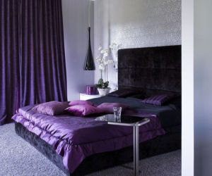 Fioletowa sypialnia w stylu glamour