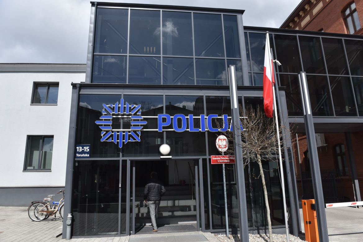 Podpalona komenda policji w Inowrocławiu. Adam R. chciał zdobyć żółte papiery?