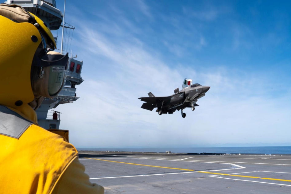 F-35B ląduje na pokładzie lotniskowca Cavour