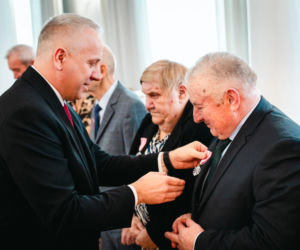 Złoty Gody par małżeńskich w Siedlcach - wręczenie pamiątkowych medali