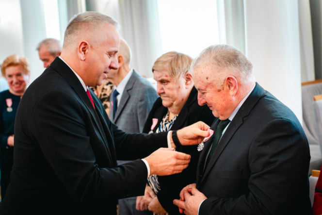 Złoty Gody par małżeńskich w Siedlcach - wręczenie pamiątkowych medali