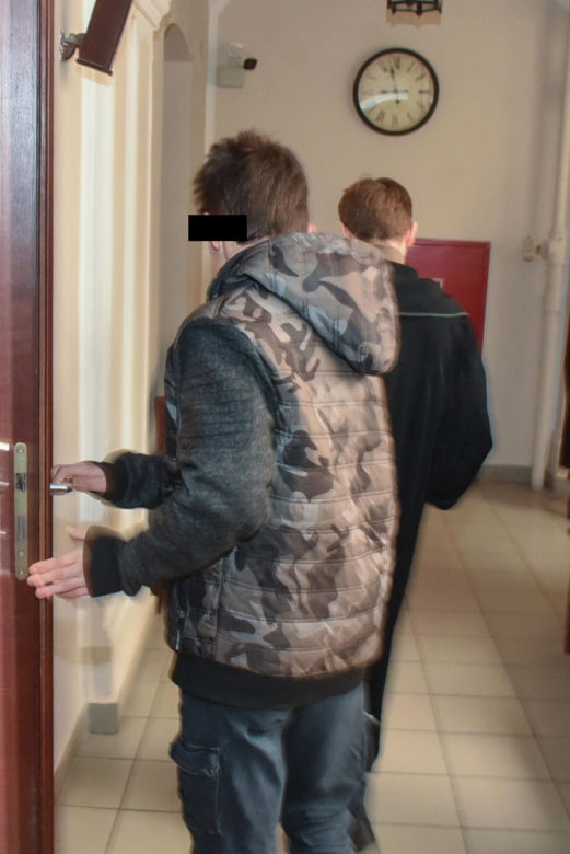 17-letni zwyrodnialec miał wielokrotnie gwałcić swoją nieletnią siostrę