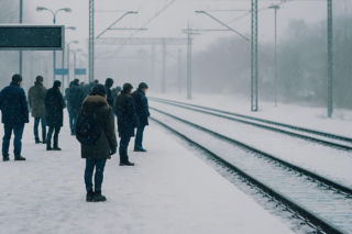 Kolej sparaliżowana przez gołoledź. Przywrócono ruch na części tras 