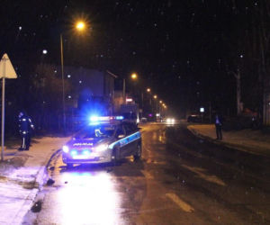 40-latek biegał po ulicy z nożem. Policjanci oddali strzały ostrzegawcze [ZDJĘCIA]