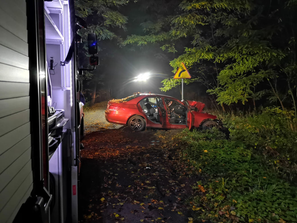 Mercedes Klasy E uderzył w drzewo, nie żyje kierowca