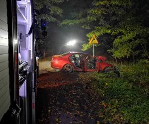 Mercedes Klasy E uderzył w drzewo, nie żyje kierowca