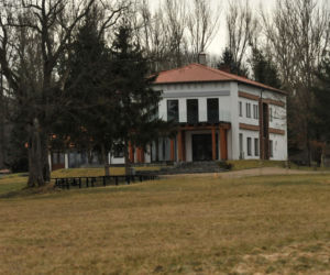 Pałac nad jeziorem czeka na Kaczyńską