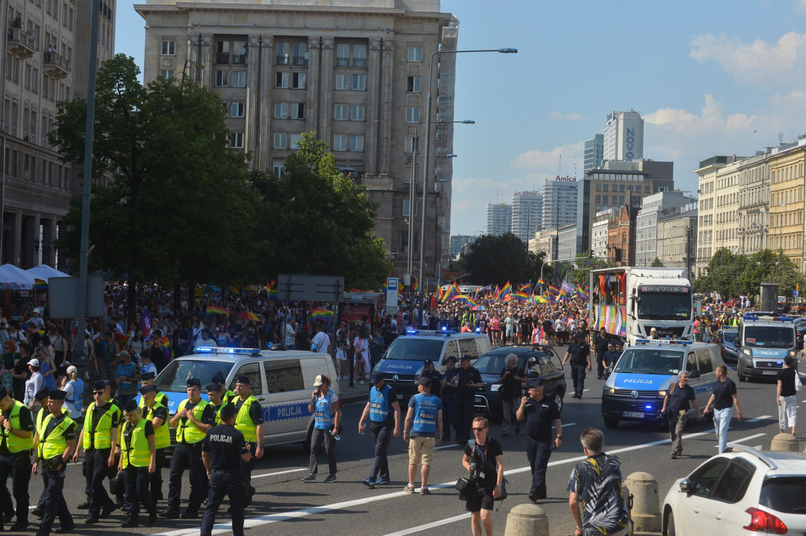 Parada Równości 2021 w Warszawie: ogromne siły policji w centrum miasta	