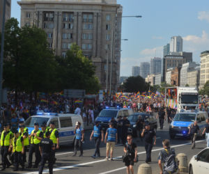 Parada Równości 2021 w Warszawie: ogromne siły policji w centrum miasta	