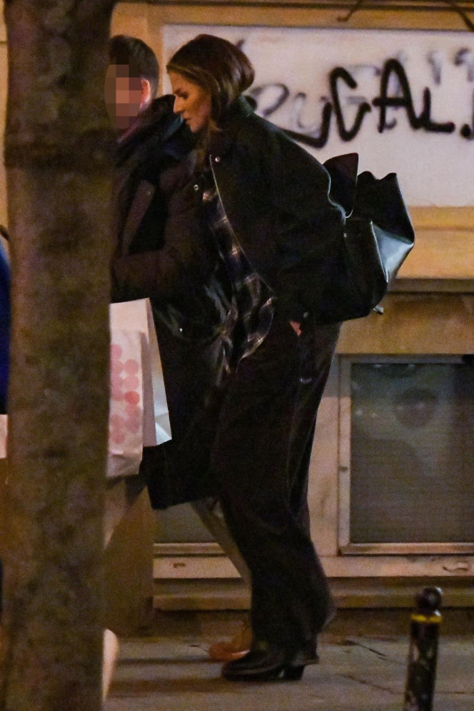 Anna Lewandowska parkuje na zakazie