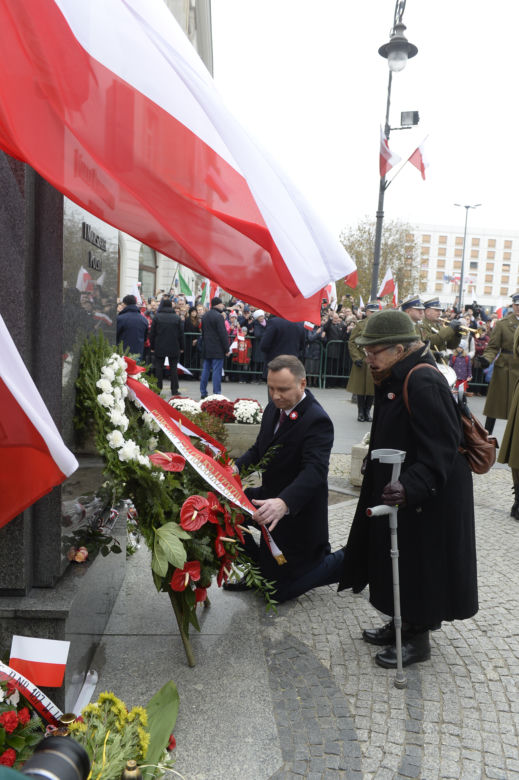 Andrzej Duda pod pomnikiem Józefa Piłsudskiego położył tylko dwie róże 