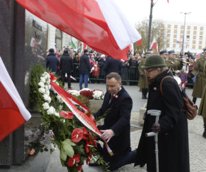 Andrzej Duda pod pomnikiem Józefa Piłsudskiego położył tylko dwie róże 