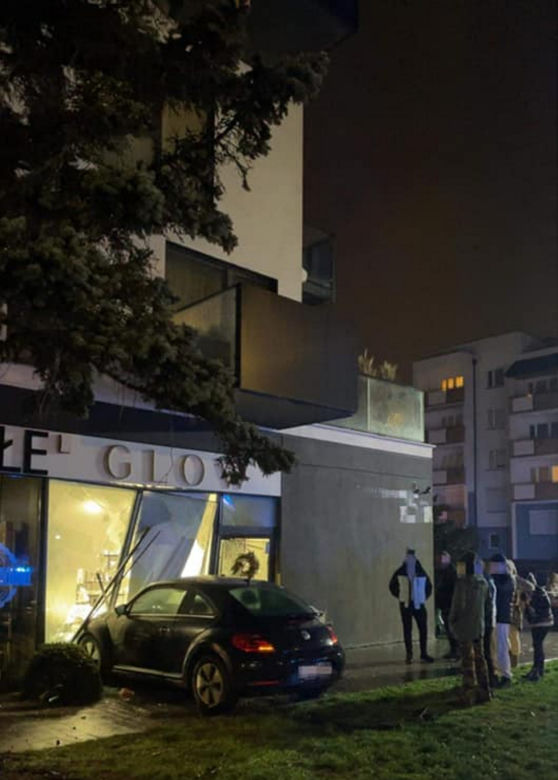 Piękna Sandra wjechała samochodem w salon urody
