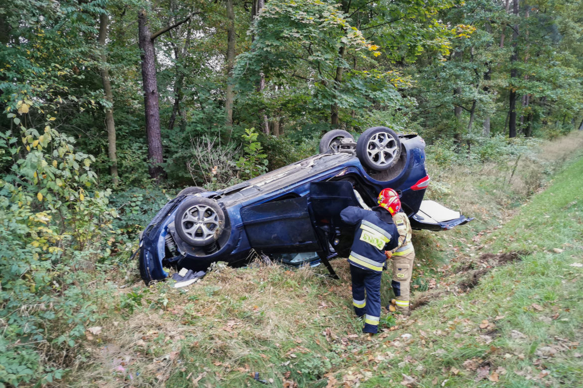 Kędzierzyn-Koźle: Groza na Brzechwy! Zahaczyła lusterkiem, on dachował z dziećmi, ona uciekła [ZDJĘCIA]
