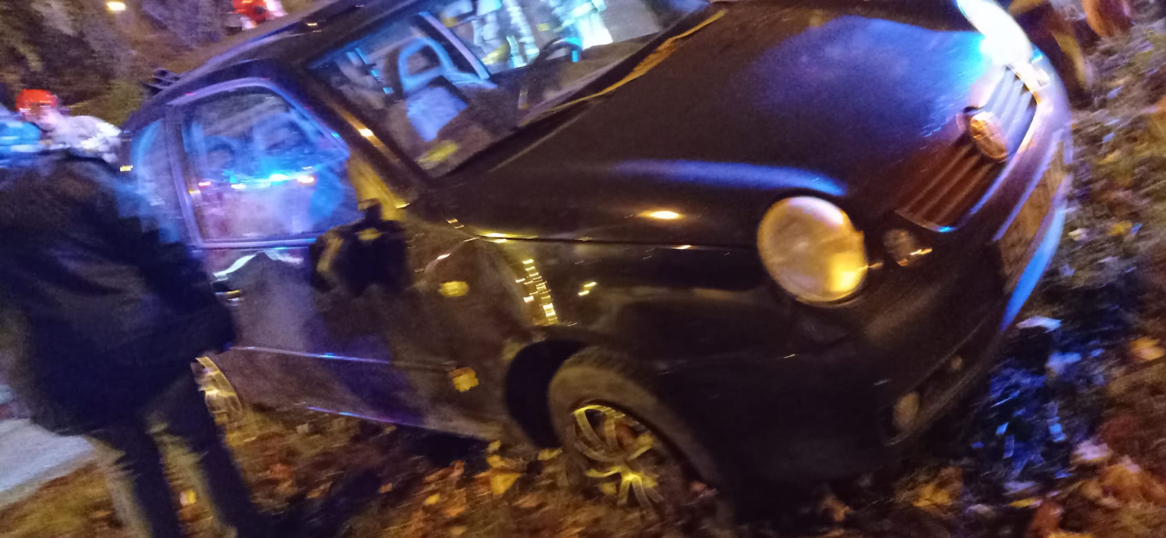 Wypadek na Włókniarzy. Volkswagen przewrócony na bok po zderzeniu z ciężarówką