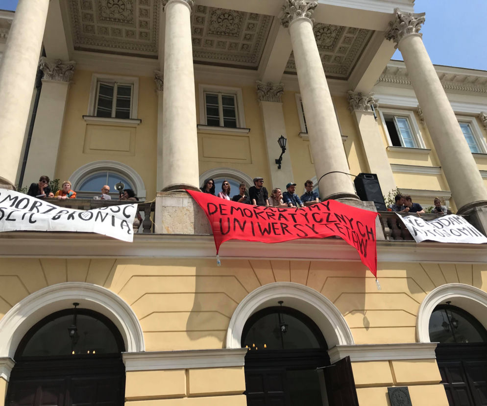 Studenci wywiesili transparenty na balkonie rektoratu