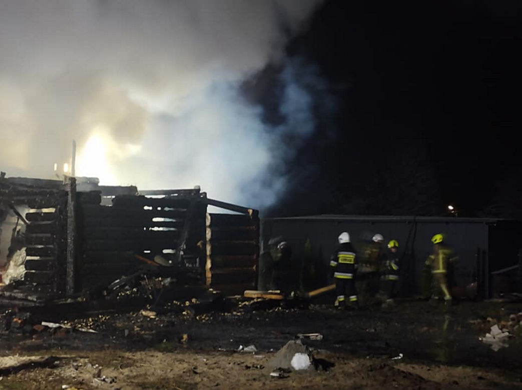 Tragedia pod Radomiem. Drewniany dom doszczętnie spłonął 