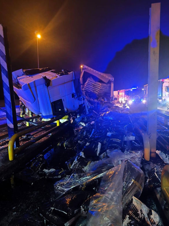 Wypadek ciężarówki na bramkach autostrady A4
