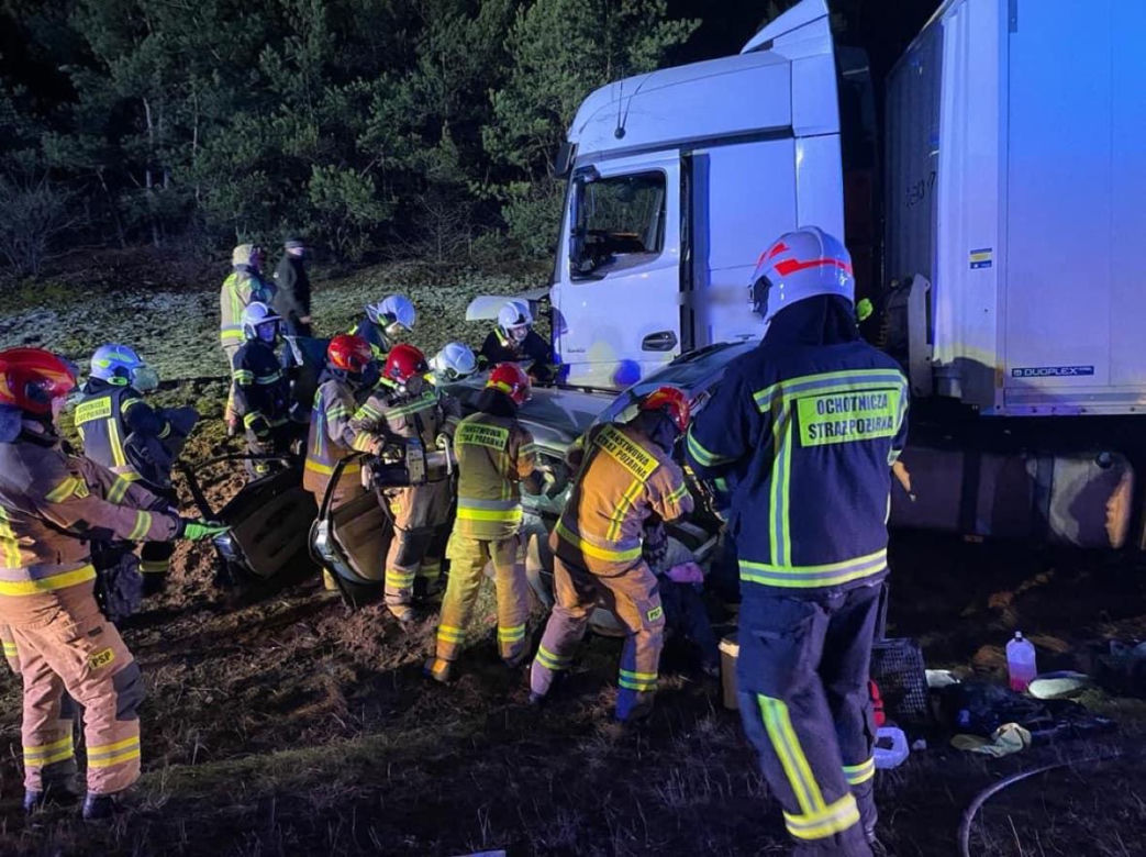 Tragedia na dk 10. Po zderzeniu samochodu osobowego z ciężarowym nie żyje jedna osoba