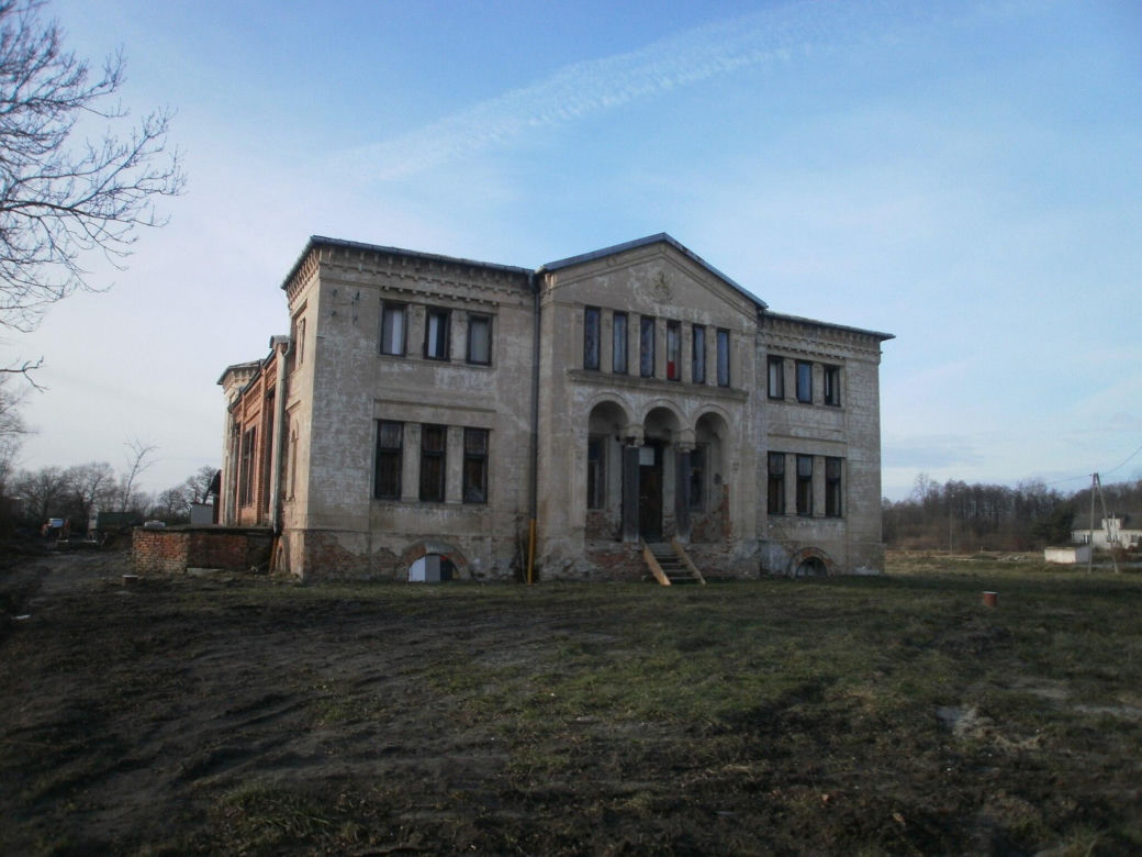 To najpiękniejszy taki dwór w Małopolsce. Kiedyś zamieniono go w ośrodek zdrowia