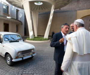 papież Franciszek jeździ Renault 4 z 1989 roku