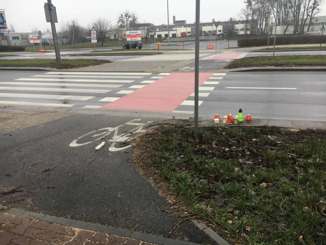 BMW w Toruniu śmiertelnie potrąciło matkę i córkę na przejściu dla pieszych