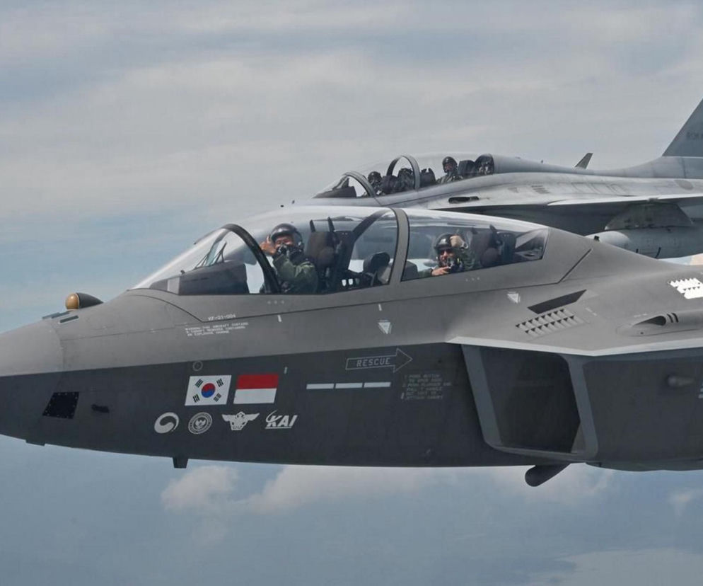 Dwa lecące myśliwce KF-21 Boramae z widocznymi pilotami. O służbie maszyn przeczytasz na SE Portal Obronny.
