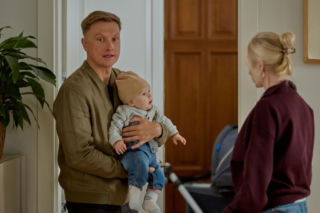 Na Wspólnej odc. 4128. Igor (Jakub Wesołowski), Ewa (Ewa Gawryluk), Jaś (Kazio Wierzbicki)