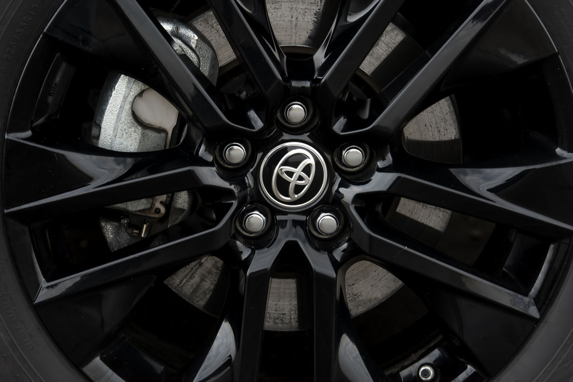 Toyota RAV4 Hybrid i-AWD e-CVT Black Edition by JBL