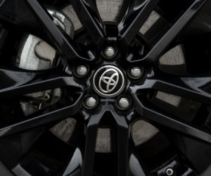 Toyota RAV4 Hybrid i-AWD e-CVT Black Edition by JBL