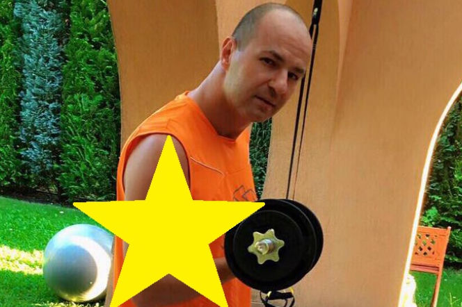 Wróżbita Maciej chwali się bicepsem