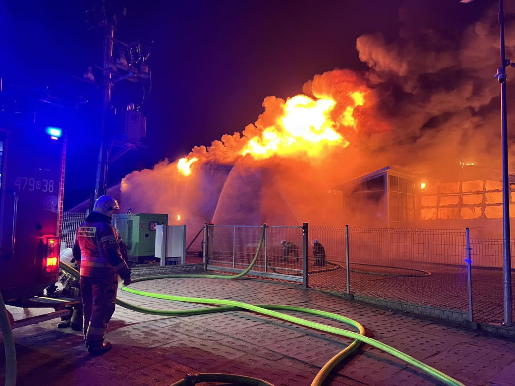 Ogromny pożar w Kaninie. Płonie zakład meblarski, na miejscu pracuje 100 strażaków