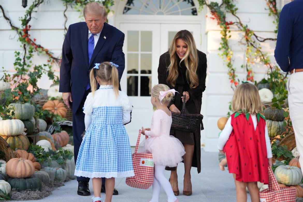 Cukierek albo psikus! Trump zaskoczył pod Białym Domem
