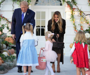 Cukierek albo psikus! Trump zaskoczył pod Białym Domem