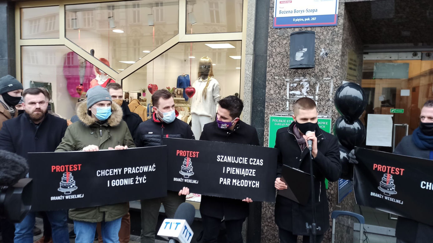 Protest branży ślubnej przed biurem PiS w Katowicach! Domagają się informacji od rządu kiedy będą mogli wrócić do pracy [ZDJĘCIA, WIDEO]