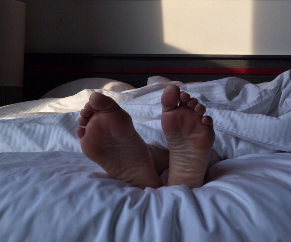 Była w szoku, kiedy zobaczyła go w łóżku! Mężczyzna za dużo wypił i pomylił mieszkania