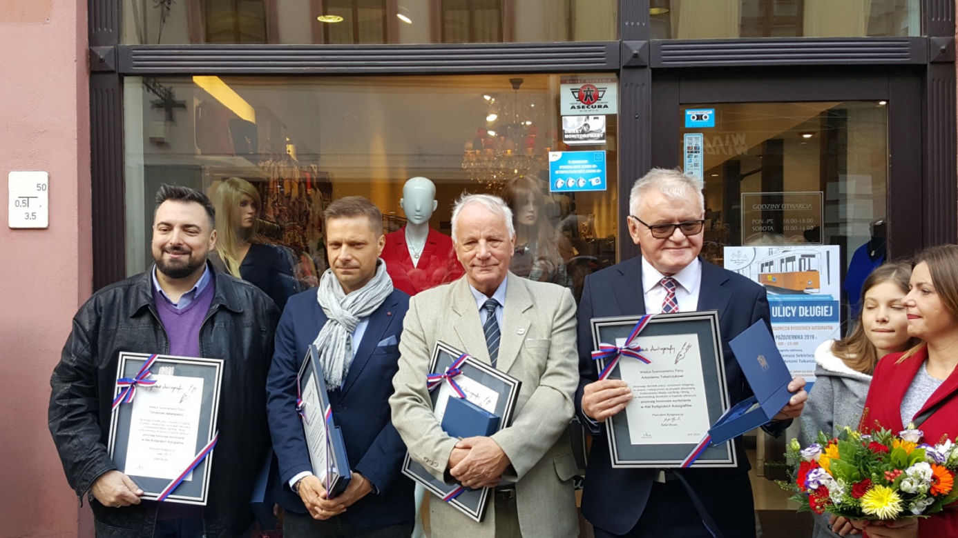 Nowe autografy na ul. Długiej! Swoje podpisy odsłonili bracia Sekielcy, Jan Rulewski i Antoni Tokarczuk [ZDJĘCIA, WIDEO]
