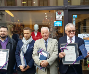 Nowe autografy na ul. Długiej! Swoje podpisy odsłonili bracia Sekielcy, Jan Rulewski i Antoni Tokarczuk [ZDJĘCIA, WIDEO]
