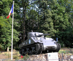 Czołg Sherman Valois zdewastowany. Historyczny symbol walki o wolność Francji pomalowany na różowo