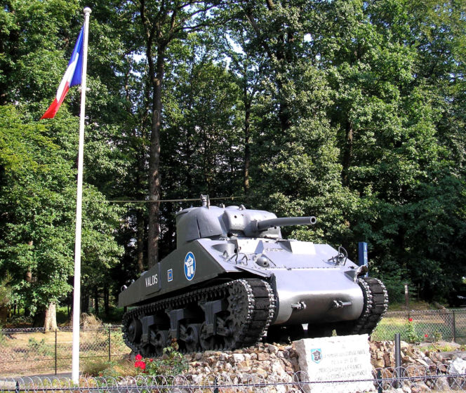 Czołg Sherman "Valois" zdewastowany. Historyczny symbol walki o wolność Francji pomalowany na różowo